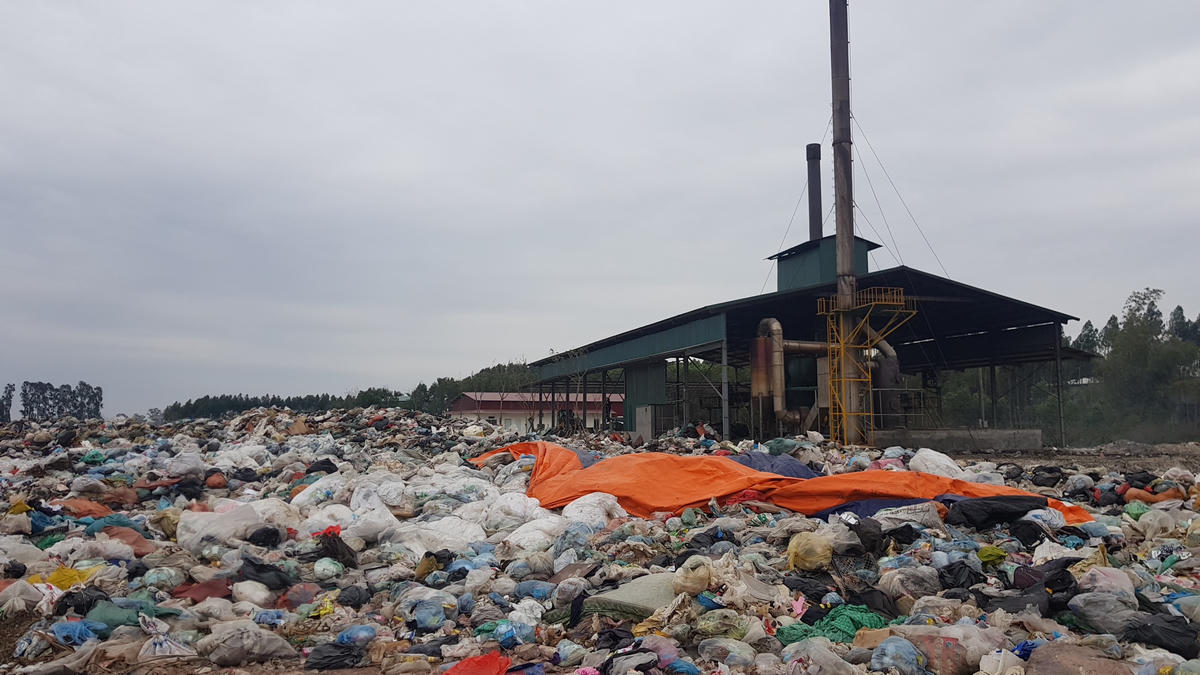 Khối lượng lớn rác thải hiện vẫn được chôn lấp, hoặc rò rỉ ra môi trường. 	Ảnh: Nam Anh