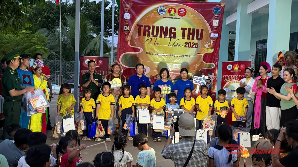 Cán bộ, chiến sĩ BĐBP
thành phố tặng quà trung thu cho các cháu học sinh tại Trường
Tiểu học Thạnh An (xã Thạnh An, TPHCM). Ảnh Lương Kiểm.   