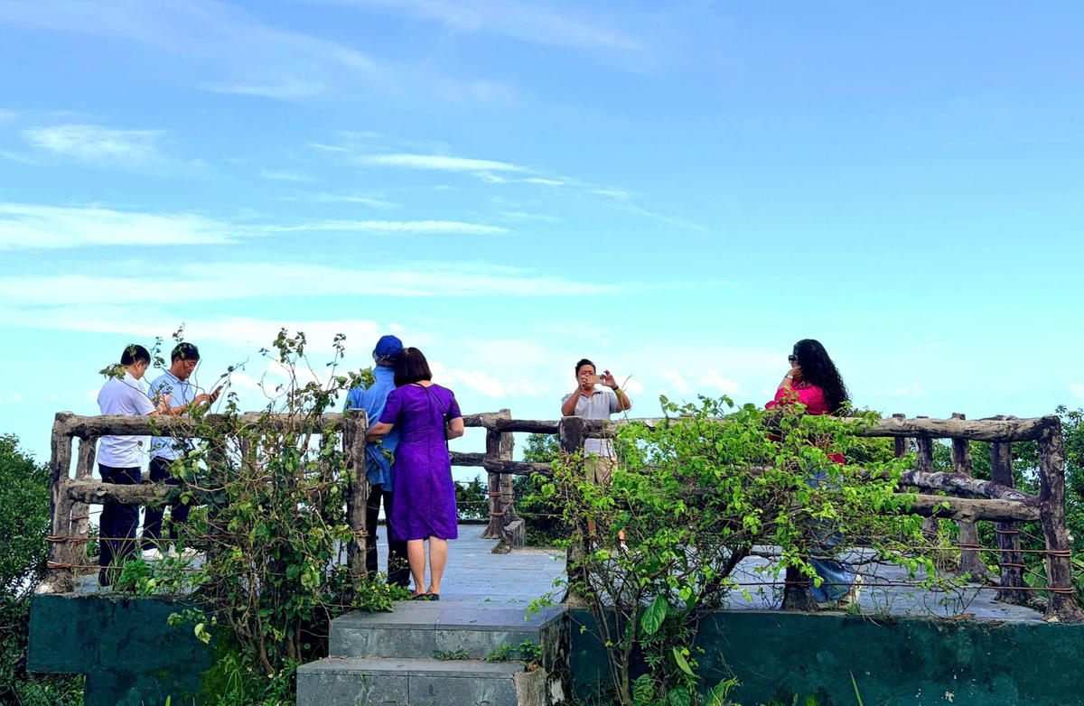 Du khách ghi lại những hình ảnh đẹp tại bán đảo. Ảnh: Nguyễn Tú.