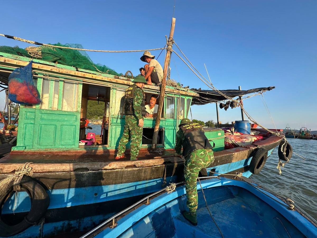 Đồn BP Trà Cổ (phường Móng Cái 1) tuyên
truyền cho các chủ phương và thuyền viên về cơn bão số 11, để ngư dân chủ động
tìm vị trí neo đậu tàu thuyền vào nơi tránh trú an toàn. Ảnh: Đồn BP Trà Cổ cung cấp.