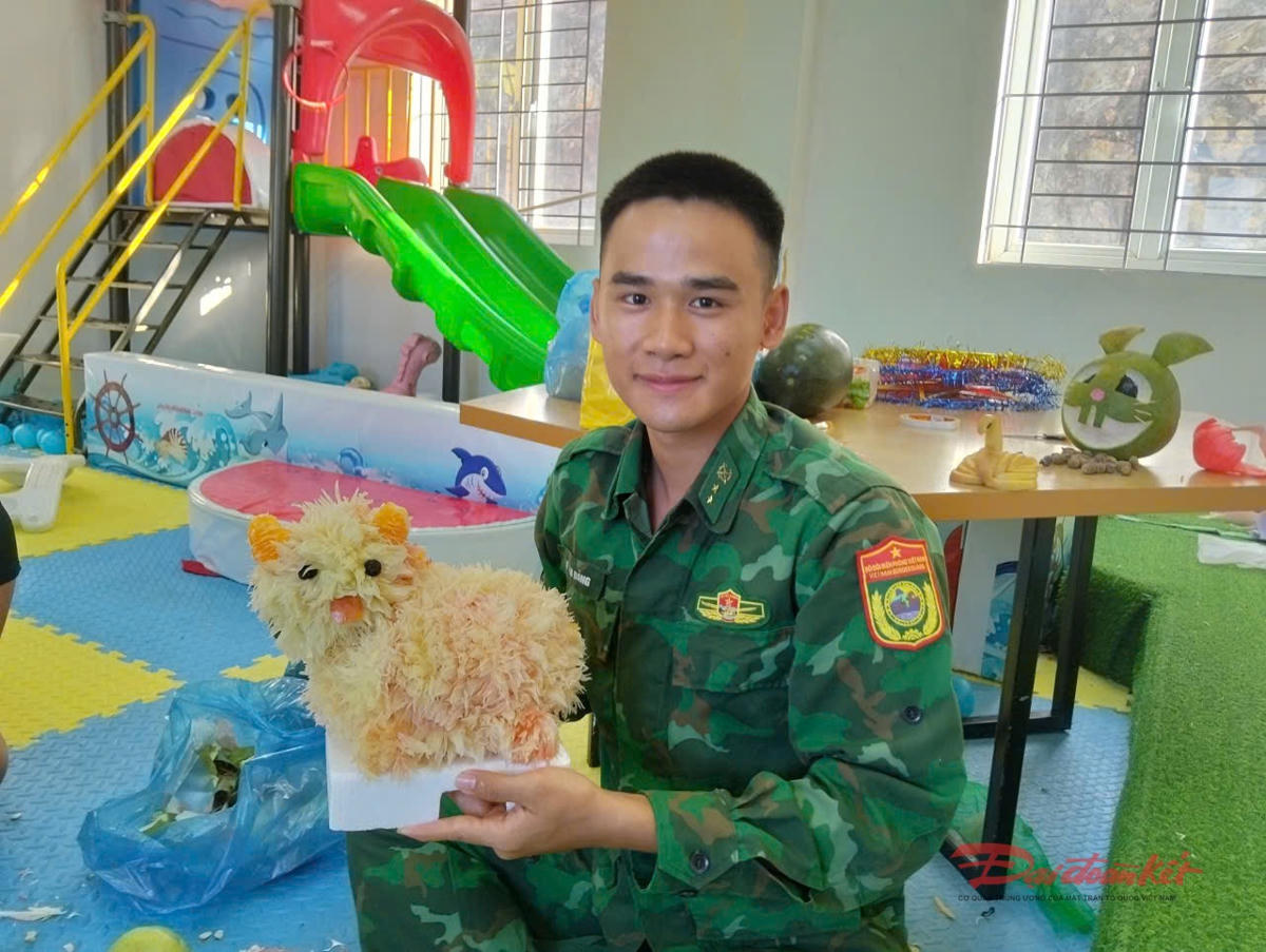 Không thể thiếu những món quà nhỏ do các chiến sỹ tự tay làm để tằng các cháu.