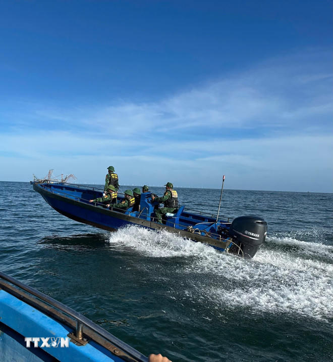  Cán bộ, chiến sỹ Đồn Biên phòng Trà Cổ tuần tra, kêu gọi tàu thuyền vào tránh trú bão. (Nguồn: TTXVN phát). 