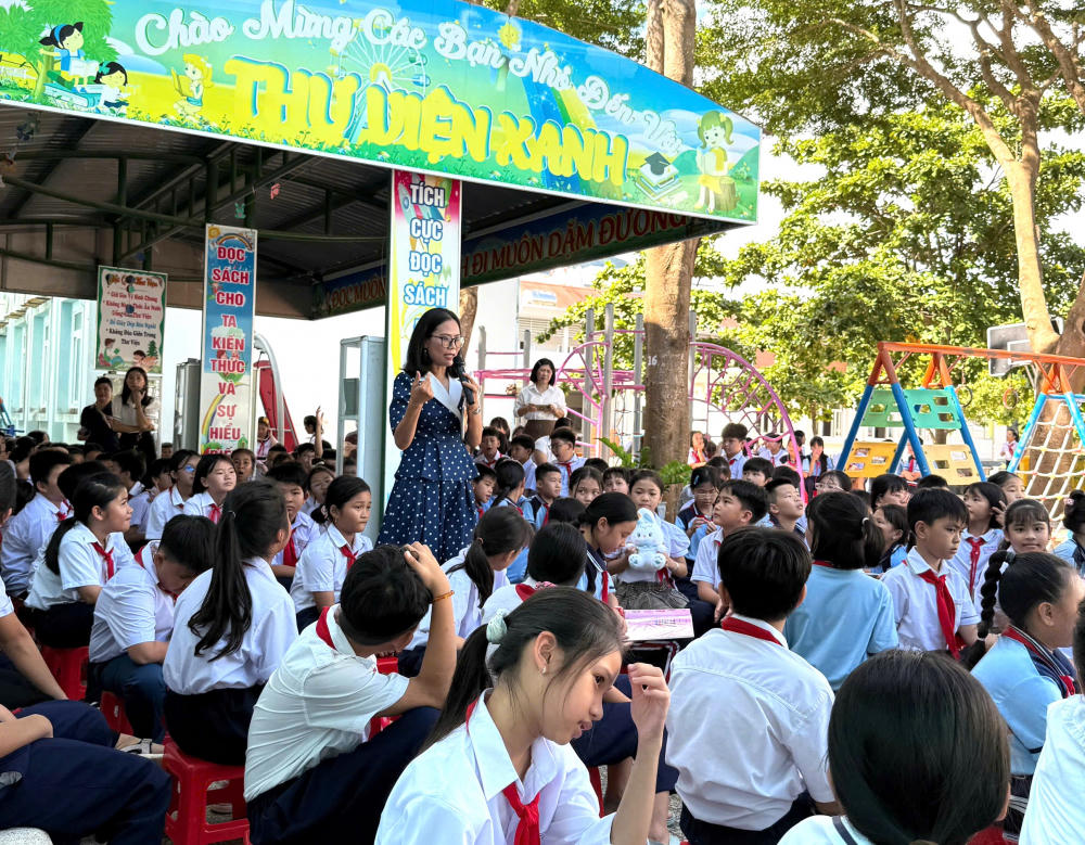 Đại sứ văn hóa đọc giao lưu với độc giả thiếu nhi trong khuôn khổ Hội sách Côn Đảo 2025. Ảnh: Phương Huyền.