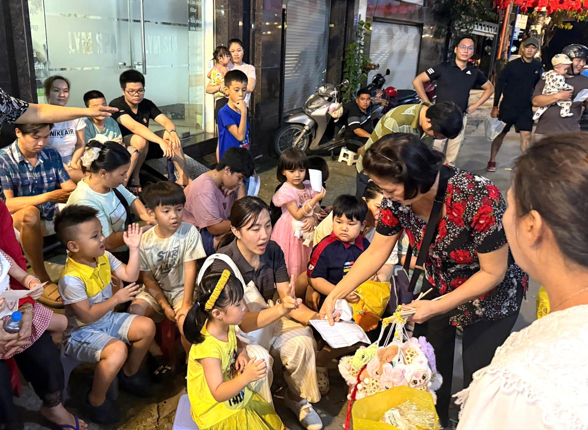 Trao quà Trung thu
cho các cháu thiếu nhi tại khu phố 44, phường Bình Thạnh. Ảnh: Q.Đ.