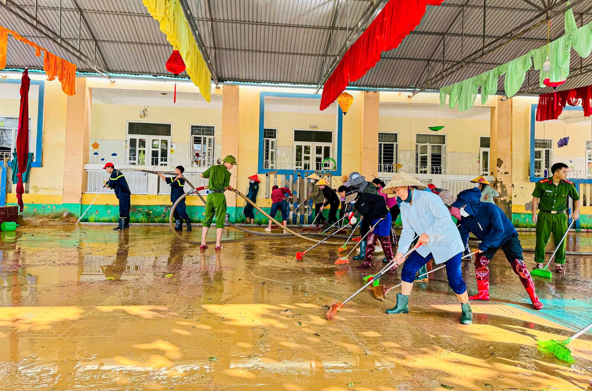 Các trường học vùng lũ nhận được nhiều hỗ trợ từ các lực lượng và tổ chức xã hội.