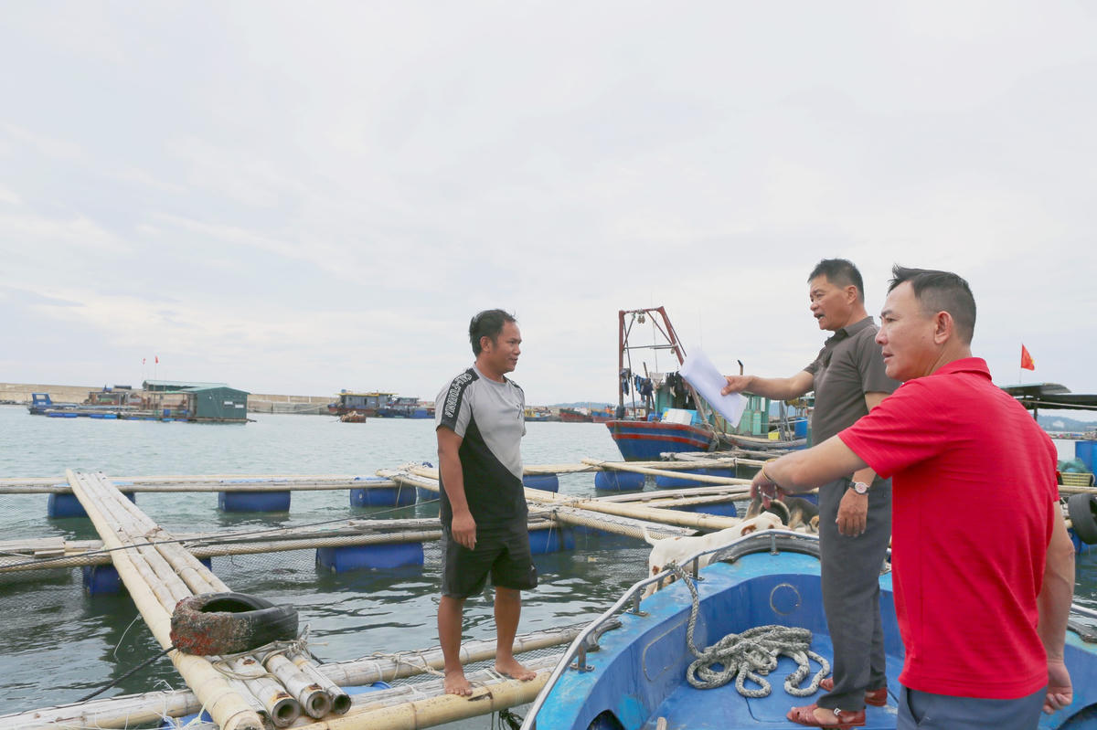 Các tổ công tác của Đặc khu Cô Tô đã trực tiếp xuống từng khu vực neo đậu, lồng bè nuôi trồng thủy sản để tuyên truyền, vận động, hướng dẫn người dân ký cam kết rời phương tiện trước 16h ngày 5/10/2025.