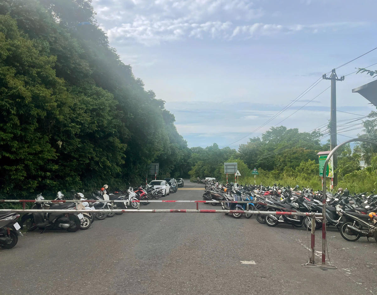 Chốt kiểm soát là nơi gửi xe máy để du khách bắt đầu khám phá các tuyến tham quan. Ảnh: Nguyễn Tú