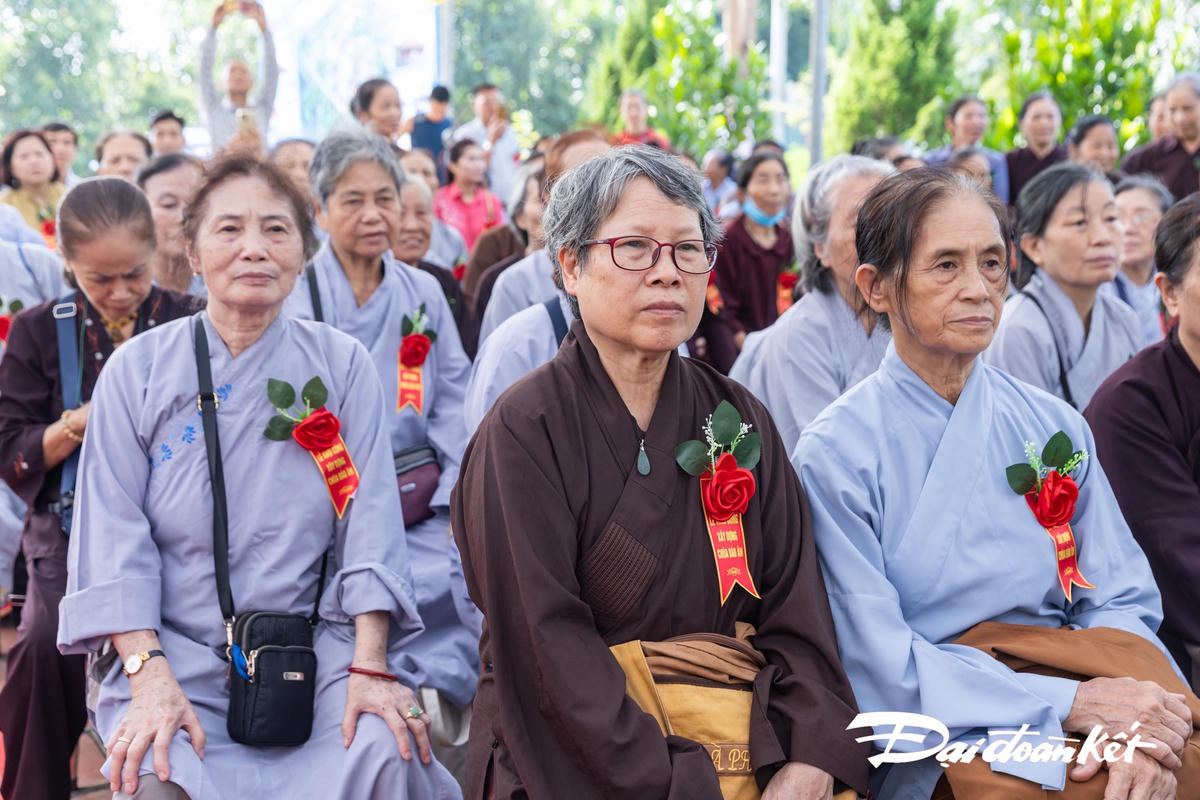 Hàng trăm người dân cùng hướng về chốn Tổ đình Báo Ân Đại Thiện tự linh thiêng. Ảnh: Quang Vinh.