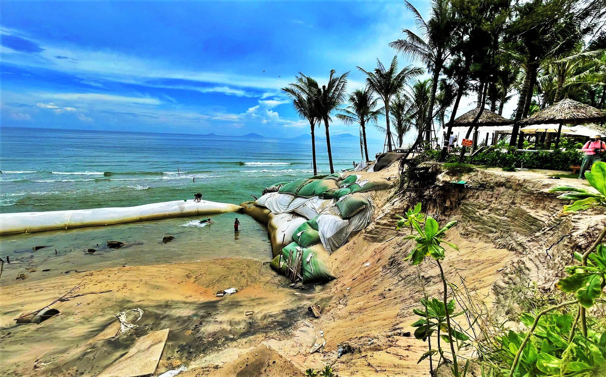 Bờ biển sạt lở vào sâu đe dọa đến các cơ sở kinh doanh du lịch ở phường Hội An Tây (TP Đà Nẵng).	 Ảnh: Nguyễn Tín