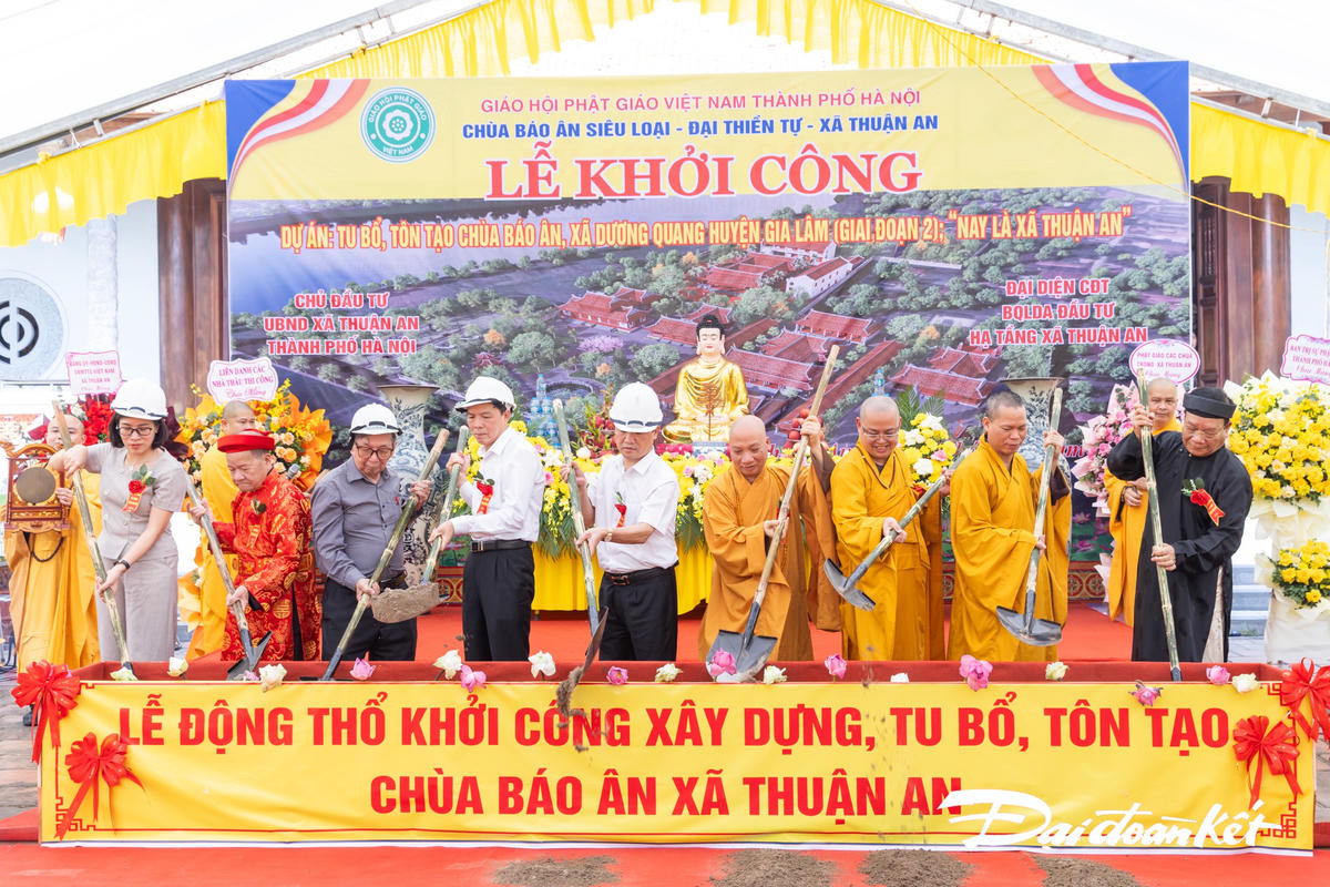 Chư tôn đức Tăng và đại diện các cấp chính quyền đã thực hiện nghi thức động thổ khởi công xây dựng, tu bổ, tôn tạo chùa Báo Ân. Ảnh: Quang Vinh.