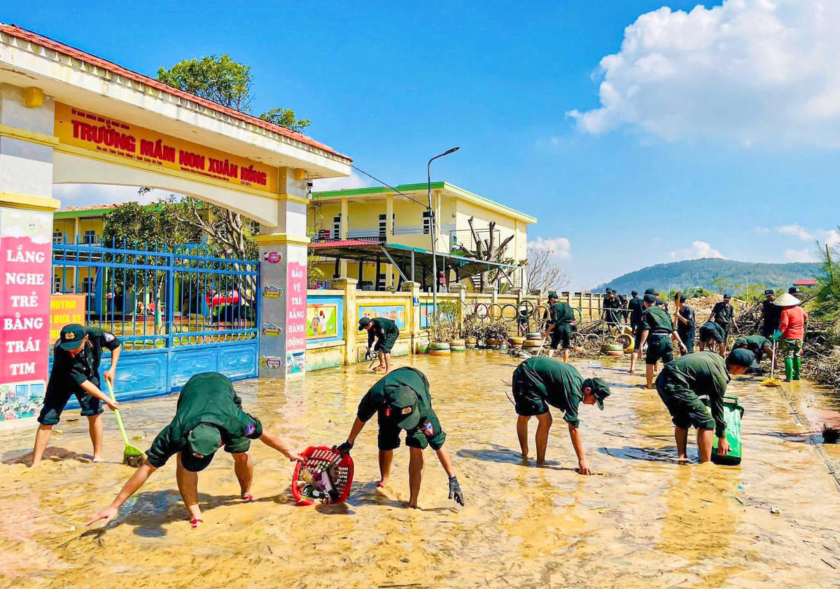 Lực lượng Cảnh sát cơ động tỉnh Hà Tĩnh giúp dọn bùn, di chuyển tài sản, sửa chữa tạm thời tại một số điểm như Trường Mầm non Xuân Hồng.