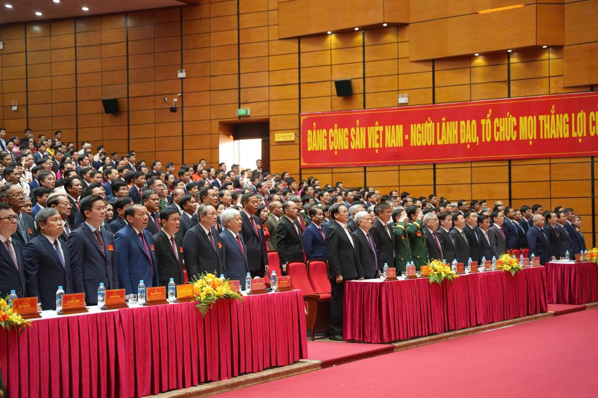 Các đại biểu thực hiện nghi lễ chào cờ. Ảnh: BTC.