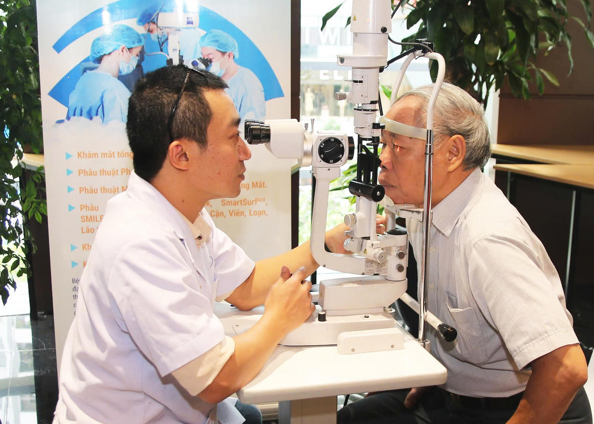  Các bác sĩ khám mắt miễn phí cho người cao tuổi tại Chương trình nhân đạo “Mắt sáng cho người cao tuổi”.	