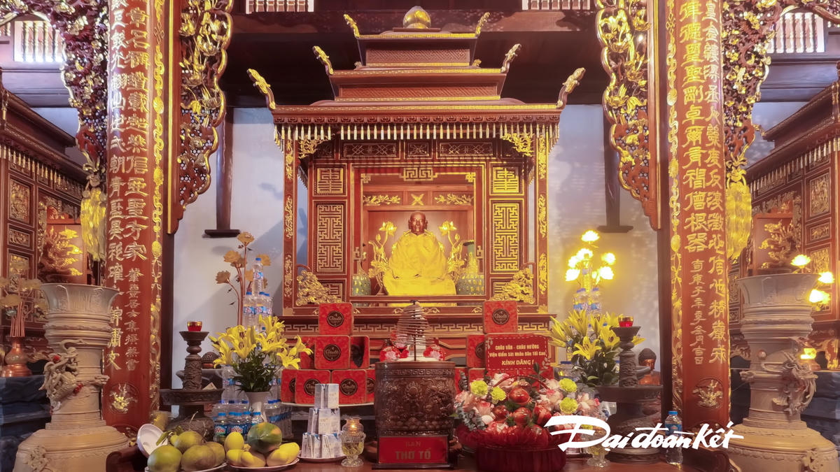 Khám thờ Phật Hoàng Trần Nhân Tông tại Chánh điện. Bức tượng được thờ phụng tại chùa Báo ân được các nhà nghiên cứu lịch sử và Phật giáo đánh giá là bức tượng lâu đời nhất về Trần Nhân Tông. Ảnh: Quang Vinh