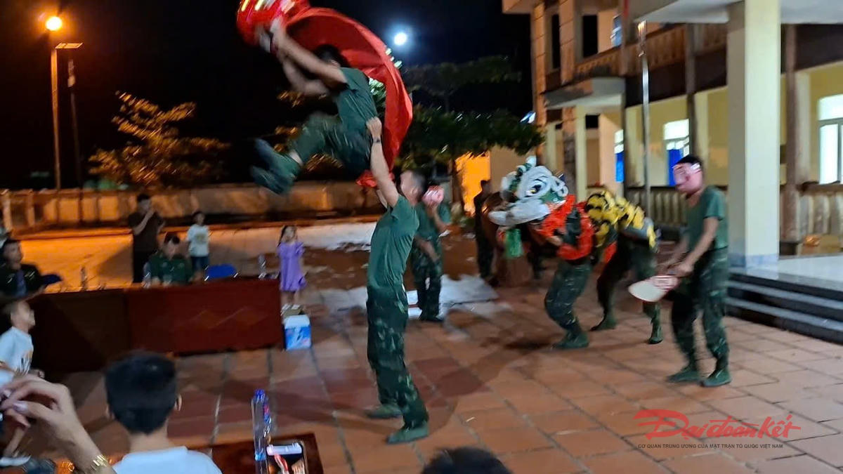 Dù còn thiếu thốn so với đất liền, nhưng đêm Trung Thu diễn ra thực sự ấm áp, tươi vui.