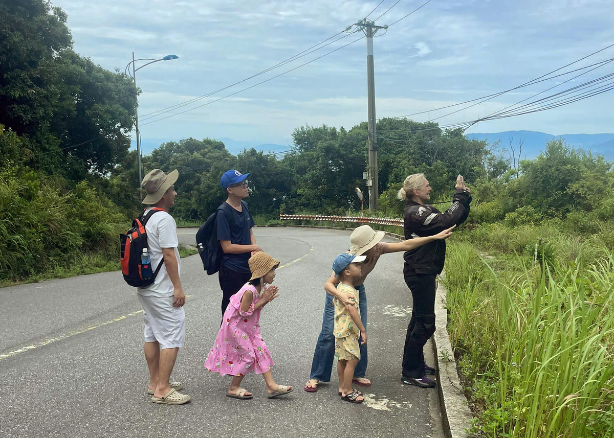 Du khách quan sát động vật hoang dã ở bán đảo. Ảnh: Nguyễn Tú.