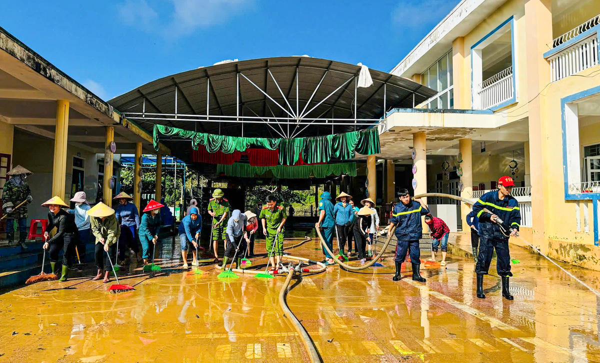 Công tác khắc phục tại các trường vùng ngập ở Hà Tĩnh đang được triển khai khẩn trương.