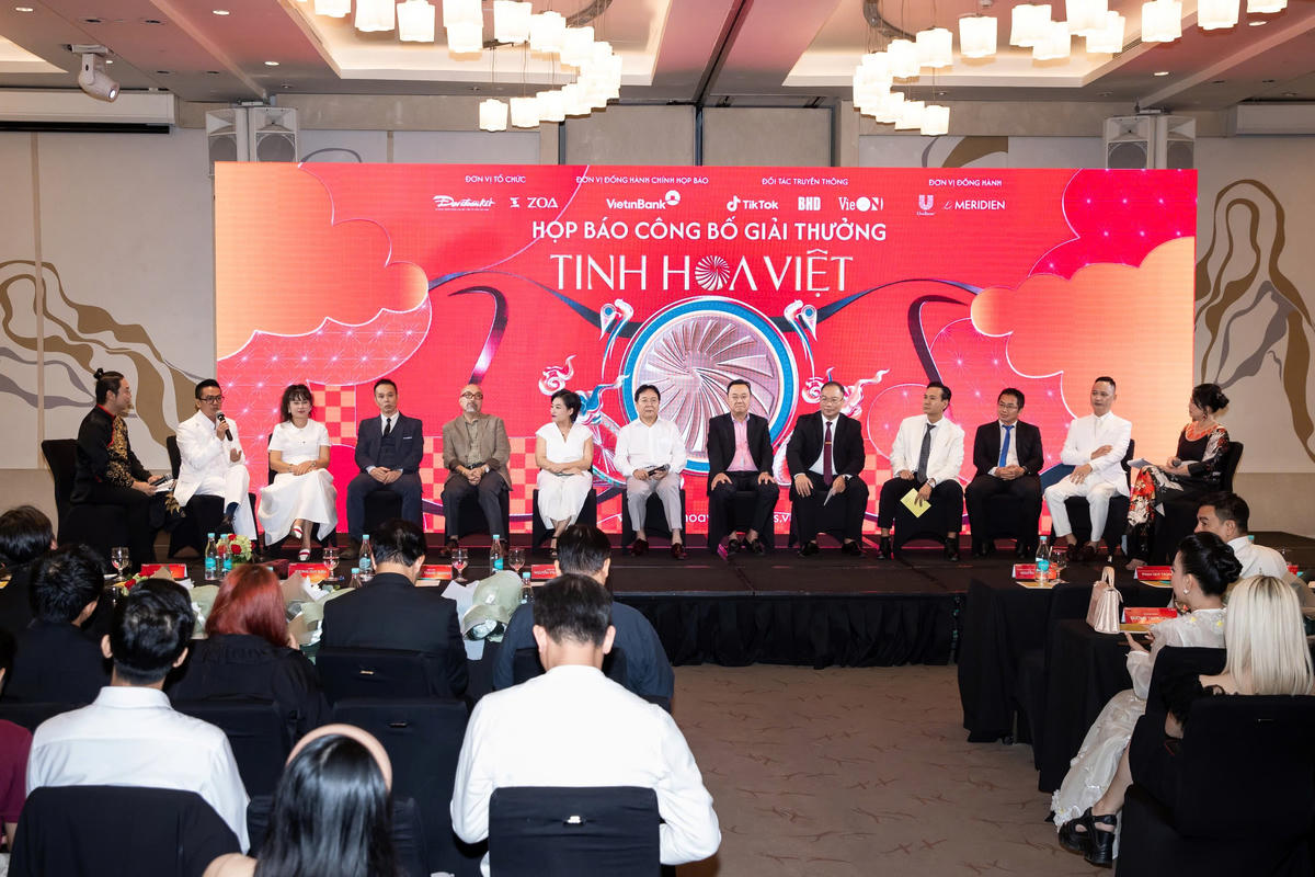 Ban tổ chức, Ban giám khảo trả lời các câu hỏi tại cuộc họp báo công bố chương trình Giải thưởng Tinh Hoa Việt năm 2025. 
