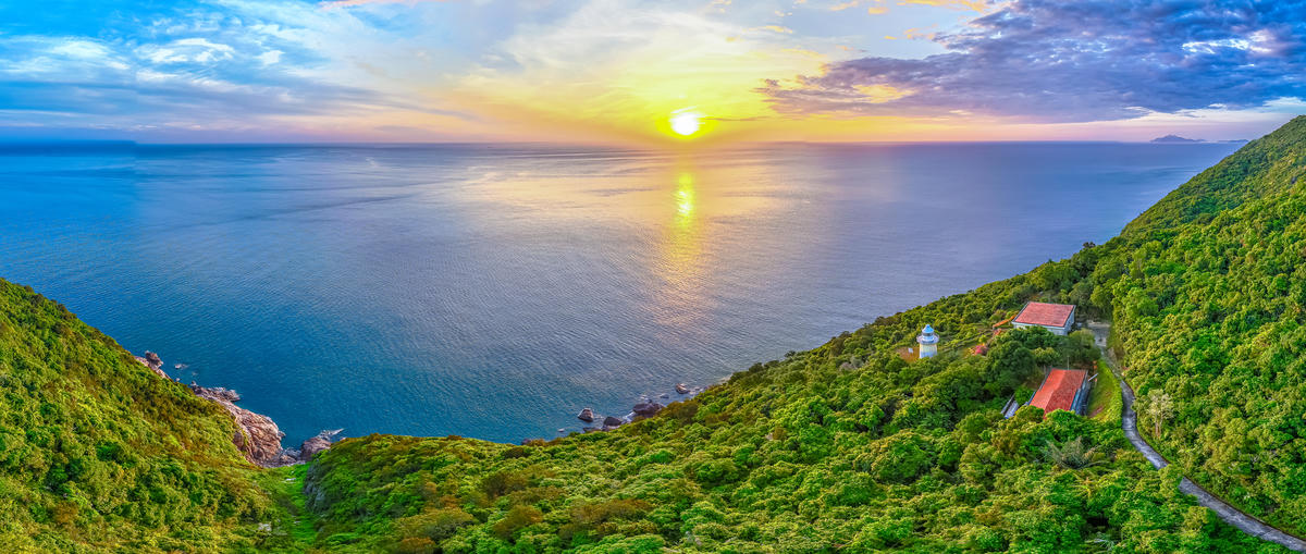 Bình minh trên bán đảo Sơn Trà. Ảnh: Huỳnh Văn Truyền.