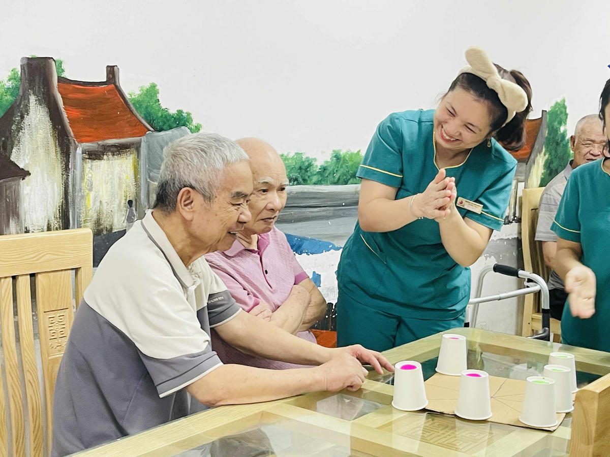 Người cao tuổi ngày nay không chỉ cần được chăm sóc về y tế hay ăn uống, mà cần một đời sống tinh thần phong phú.	 