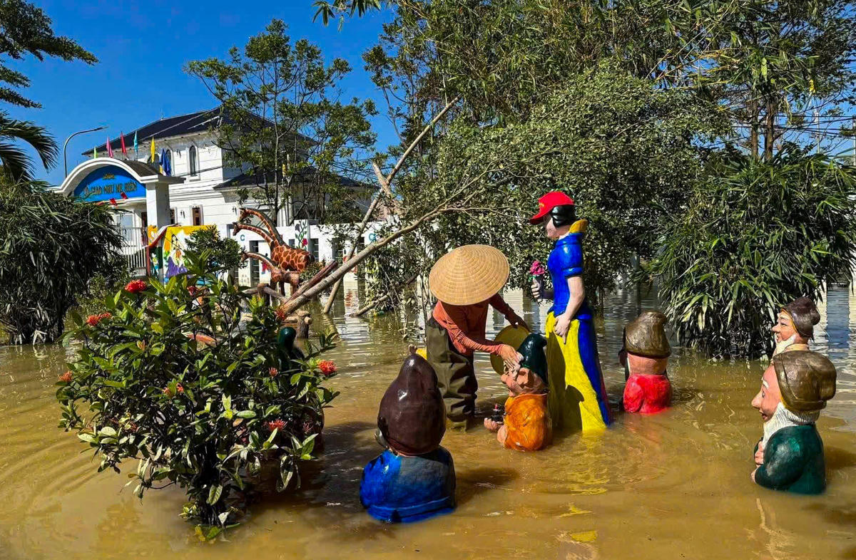 Toàn bộ cán bộ, giáo viên, nhân viên được huy động, chia nhóm dọn dẹp.