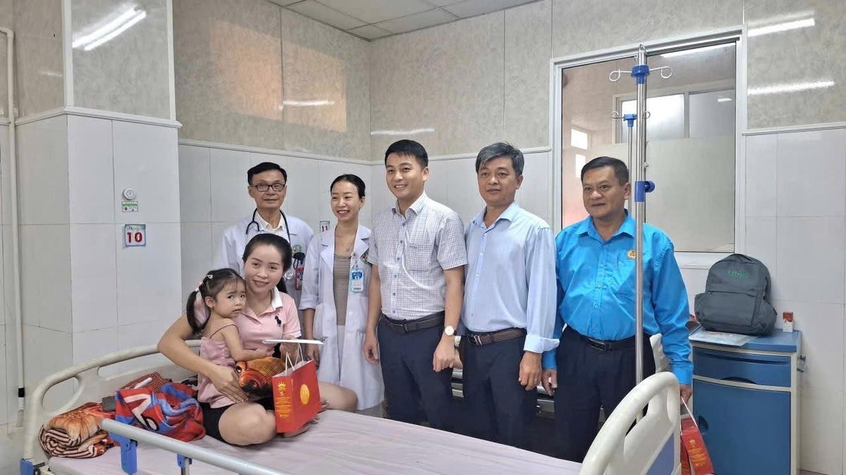 Lãnh đạo phường An
Phú thăm hỏi, động viên và tặng quà cho các em thiếu nhi tại Bệnh viện đa khoa
An Phú. Ảnh: P.A.