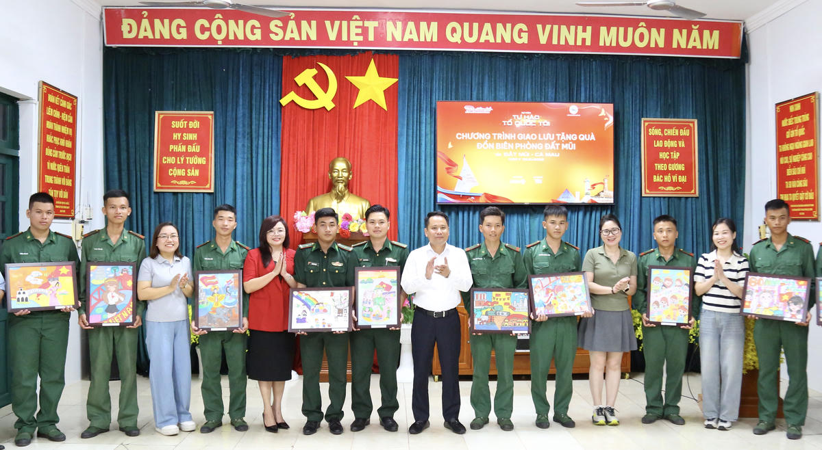 Ban tổ chức đã trao tặng là 10 bức tranh được vẽ từ các em học sinh Trường THCS Chu Văn An tặng chiến sĩ Đồn biên phòng Đất Mũi. Ảnh: Thanh Tiến.