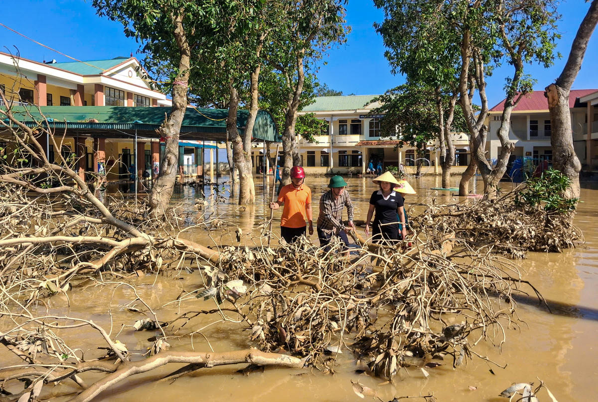 Nước lũ bắt đầu rút, chính quyền địa phương cùng giáo viên và phụ huynh cùng nhanh chóng dọn dẹp để đón học sinh trở lại trường.