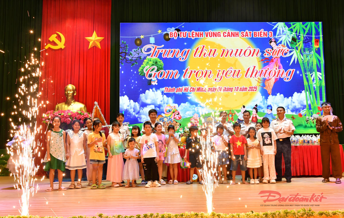 Lãnh đạo Bộ Tư lệnh Vùng Cảnh sát biển 3 tặng quà trung thu cho các em thiếu nhi. Ảnh: Mai Huấn.