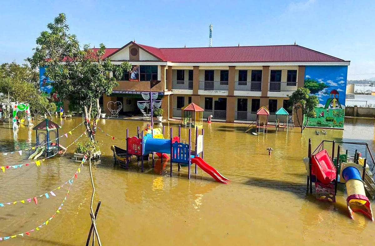 Bão số 10 đã khiến nhiều khu vực ở Hà Tĩnh bị ngập sâu, nhiều trường học ở Hà Tĩnh chưa thể đón học sinh trở lại trường.