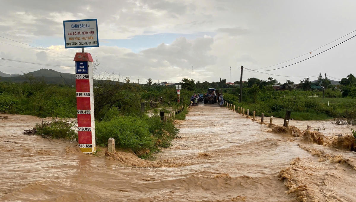 Cầu tràn
đoạn qua làng Khúc Na, xã Sa Bình thường xuyên bị ngập khi mưa lớn. Ảnh: CV.