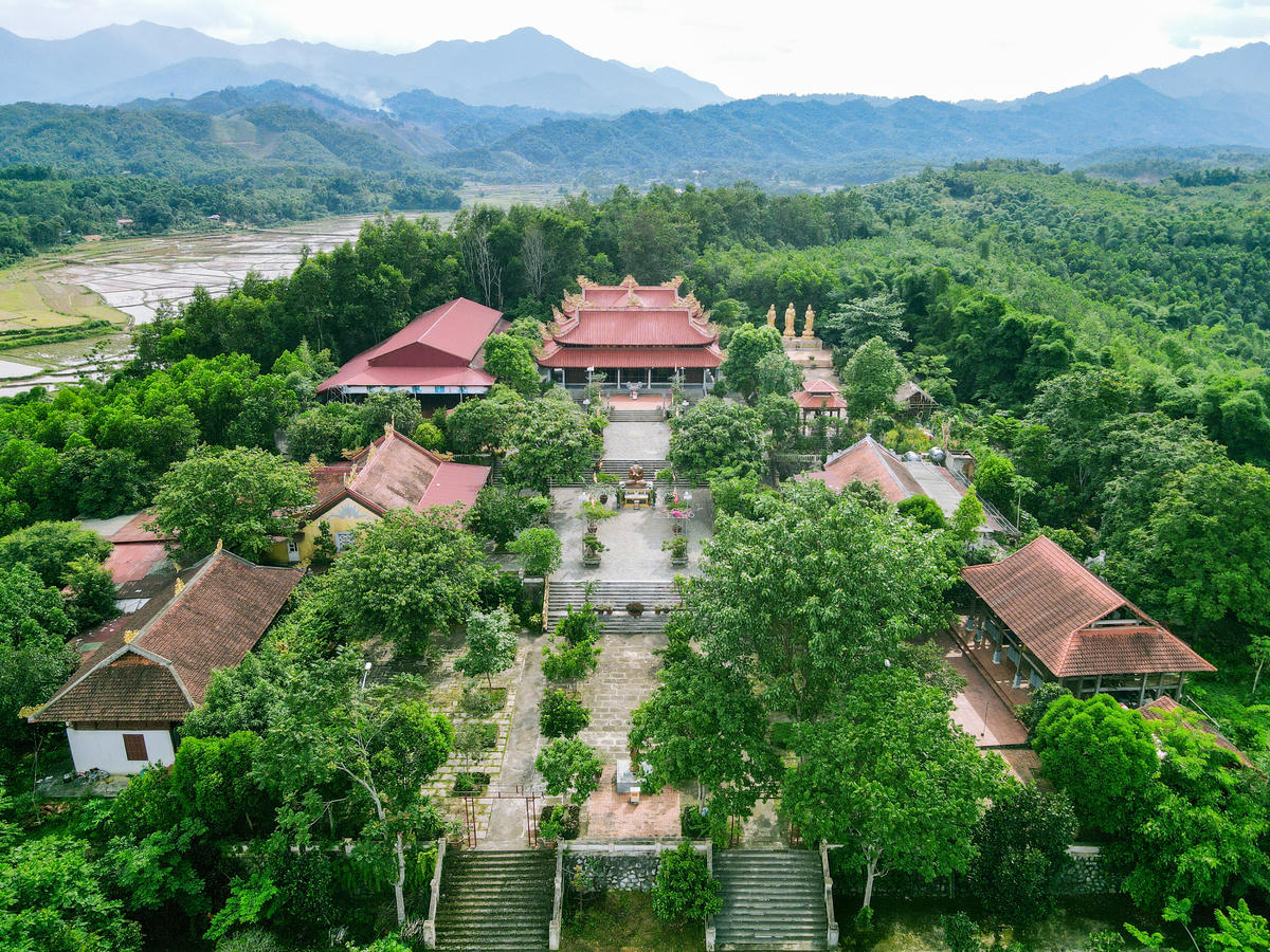 Chùa Mèo (hay còn gọi là Đỉnh Miêu Thiền Tự) nằm trên đồi Chiềng Ban thuộc xã Lang Chánh (Thanh Hóa). Theo tư liệu lưu trữ tại UBND xã Lang Chánh, chùa được xây dựng từ thời Trần, vào khoảng thế kỷ XIII, ban đầu có tên là chùa Chu. Ảnh: Đình Minh