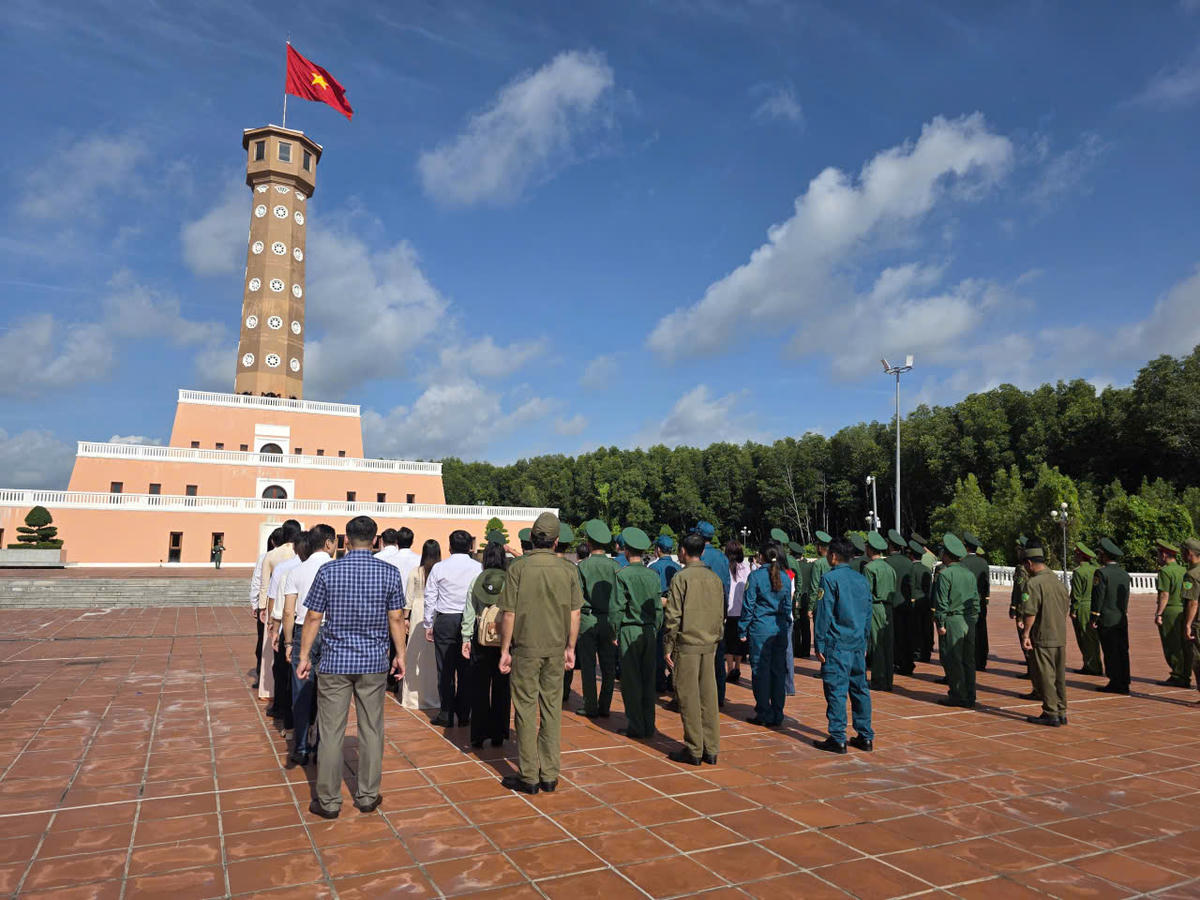Khoảnh khắc lá cờ đỏ sao vàng tung bay trên đỉnh cột cờ Đất Mũi – biểu tượng thiêng liêng của chủ quyền quốc gia. 