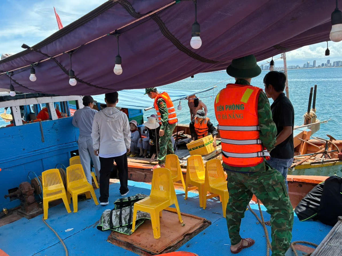 Lực lượng ĐBP Sơn Trà phát hiện và xử phạt nhiều tàu cá tự ý chở khách ra khơi câu mực trái phép. Ảnh: Đồn Biên phòng Sơn Trà.