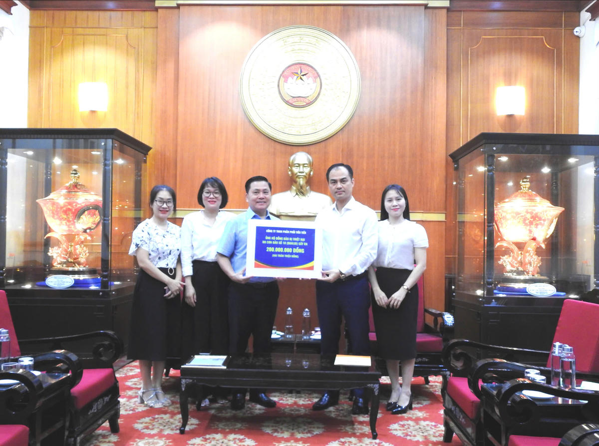 Ông Vũ Chí Hòa, Phó Trưởng ban Công tác xã hội -&nbsp; Cơ quan Ủy ban Trung ương MTTQ Việt Nam tiếp nhận ủng hộ từ Công ty TNHH phân phối Tiên Tiến.