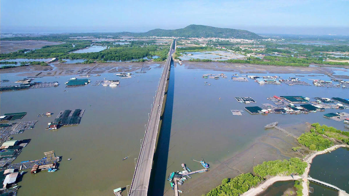 Cầu Chà Và, dài hơn 1 km, đưa vào khai thác từ năm 2011, được ví như “đòn bẩy” quan trọng thúc đẩy Long Sơn vươn lên