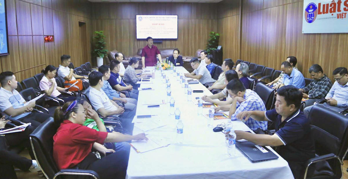 Toàn cảnh buổi họp báo. 