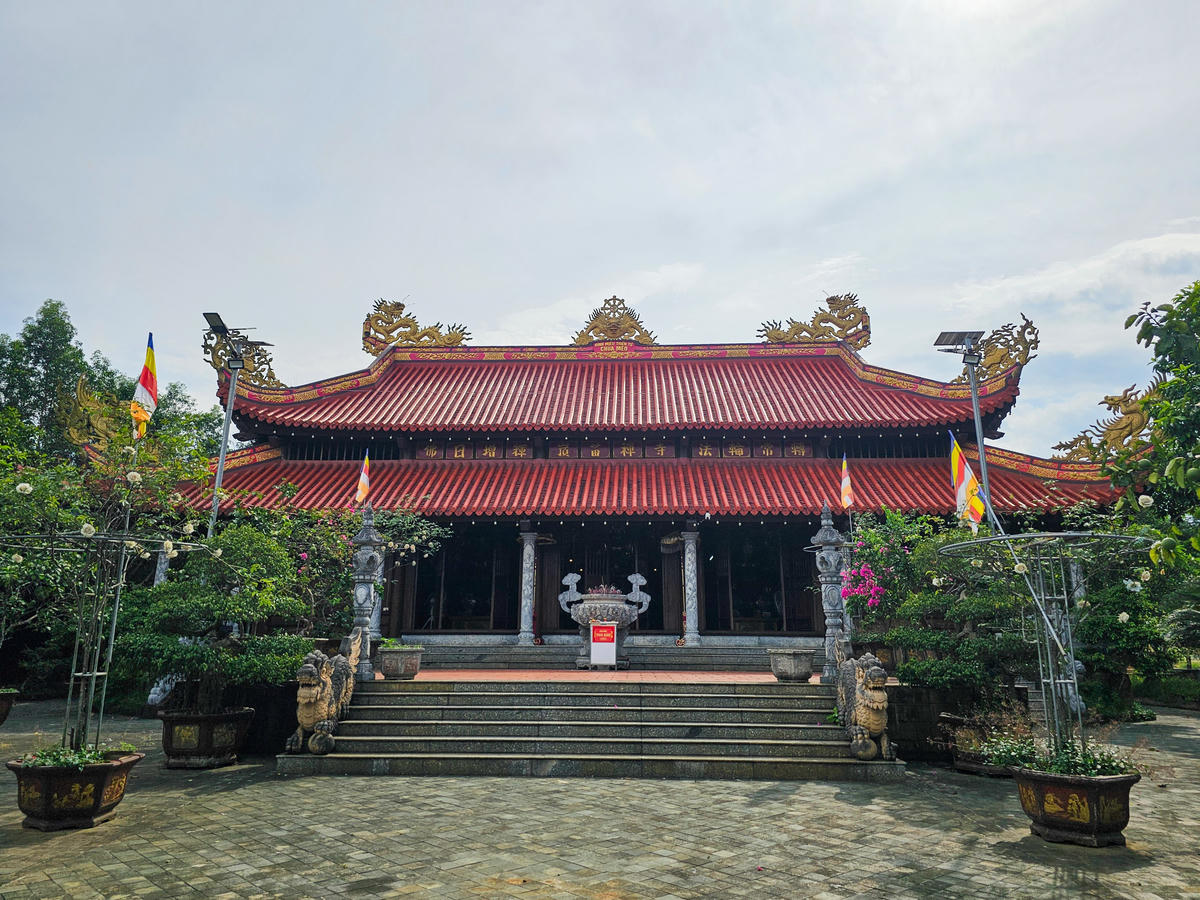 Theo truyền thuyết, trong thời kỳ khởi nghĩa Lam Sơn, nghĩa quân Lê Lợi từng bị quân Minh truy đuổi khi đi qua vùng Mường Chanh. Khi đó, một con mèo từ chùa chạy ra, khiến quân địch lạc hướng, giúp Lê Lợi thoát nạn. Ảnh: Đình Minh