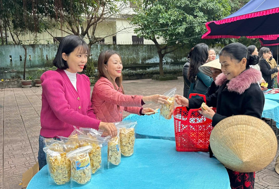 Chương trình “Phiên chợ Tết 0 đồng” dành cho các trường hợp
có hoàn cảnh khó khăn, do Hội Liên hiệp Phụ nữ thành phố Đông Hà (cũ) tổ chức
trước thềm Tết Nguyên đán Ất Tỵ 2025. Ảnh: PNĐH.