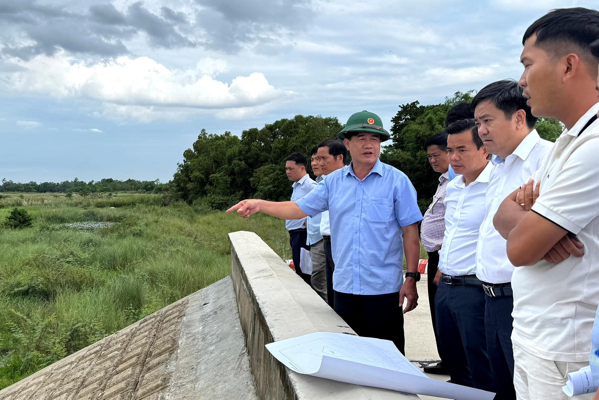 Phó Chủ tịch UBND tỉnh Đắk Lắk Nguyễn
Thiên Văn kiểm tra thực địa tại mỏ đá xây dựng (xã Hòa Xuân). Ảnh: CTT.