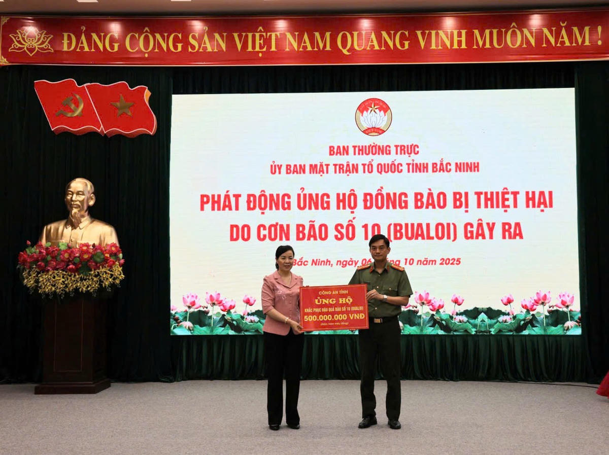 Chủ tịch Ủy ban MTTQ tỉnh Bắc Ninh Nguyễn Thị Hà tiếp nhận ủng hộ từ Công an tỉnh Bắc Ninh