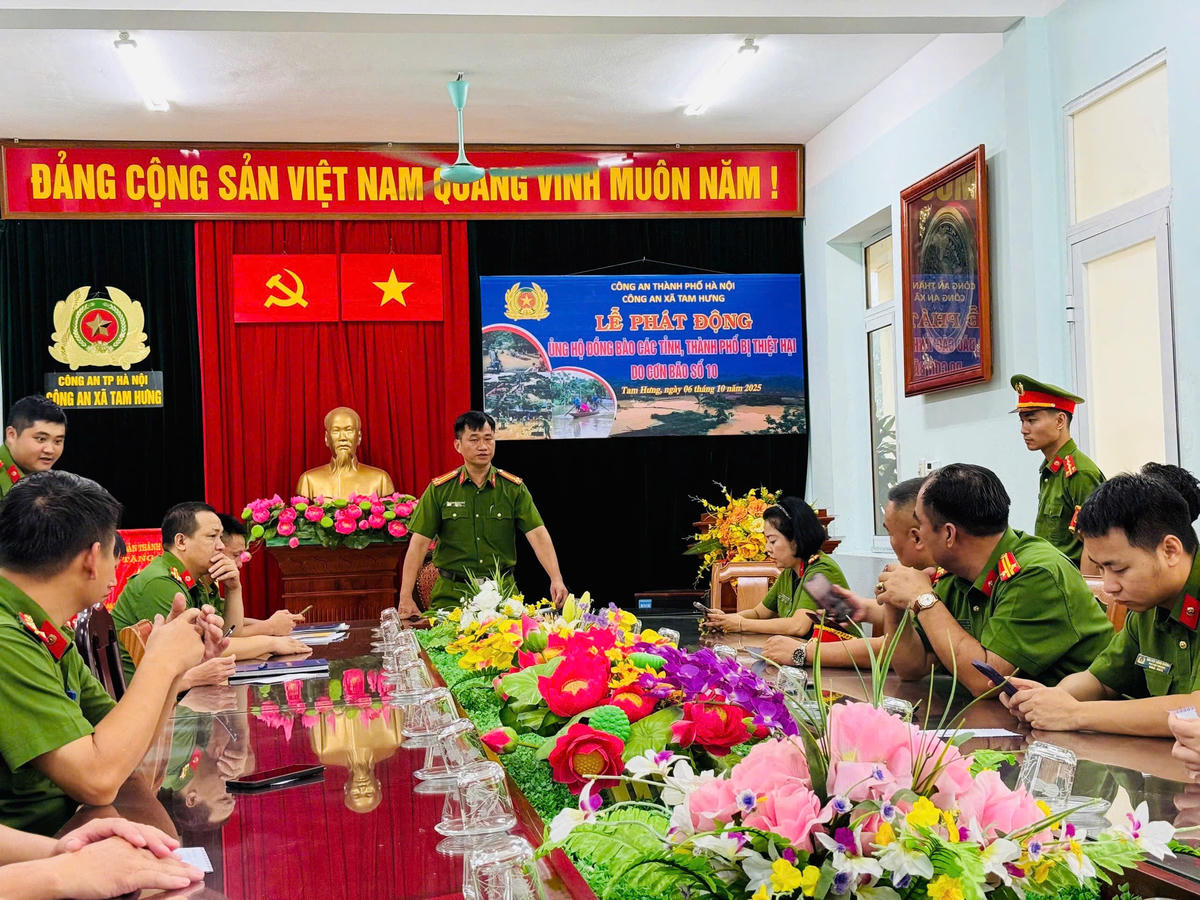 Công
an xã Tam Hưng đã phát động phong trào ủng hộ đồng bào vùng bị thiệt hại bởi
cơn bão số 10. Ảnh: T.B.