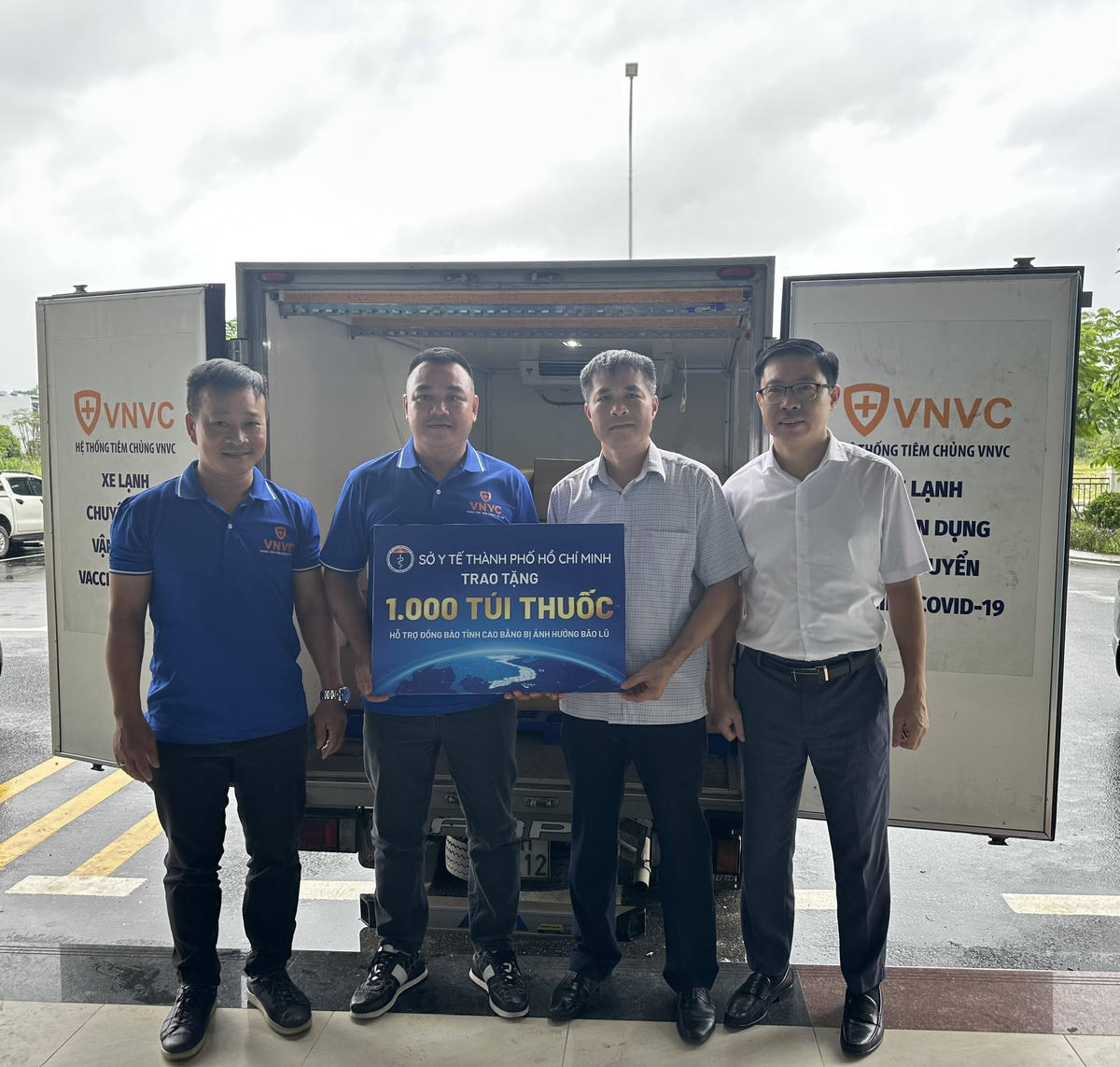 Ông Vũ Khắc Quang, Ủy
viên BTV Tỉnh ủy, Phó Chủ tịch Thường trực Ủy ban MTTQ Việt Nam tỉnh Cao Bằng và
&nbsp;Sở Y tế Cao Bằng tiếp nhận 1.000 “Túi thuốc gia đình”. Ảnh: MTTQ Cao Bằng.