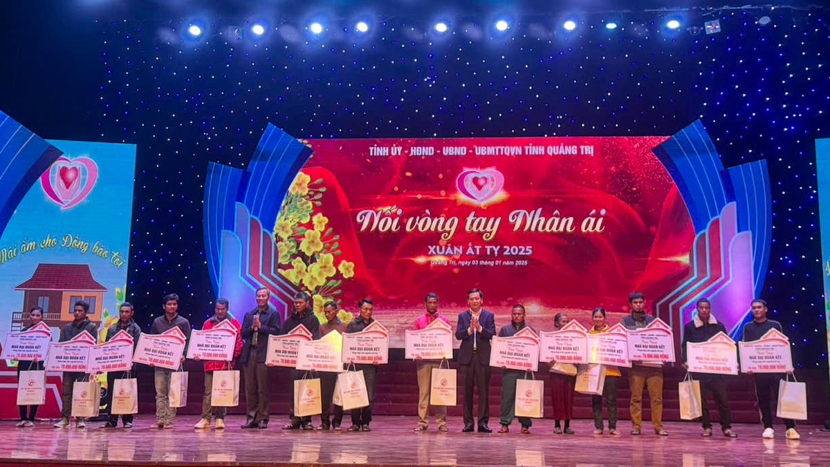 Lãnh đạo tỉnh Quảng Trị trao biểu trưng nhà Đại đoàn kết cho
các gia đình có hoàn cảnh khó khăn trong chương trình “Nối vòng tay nhân ái Xuân
Ất Tỵ 2025”. Ảnh: Đỗ Văn.