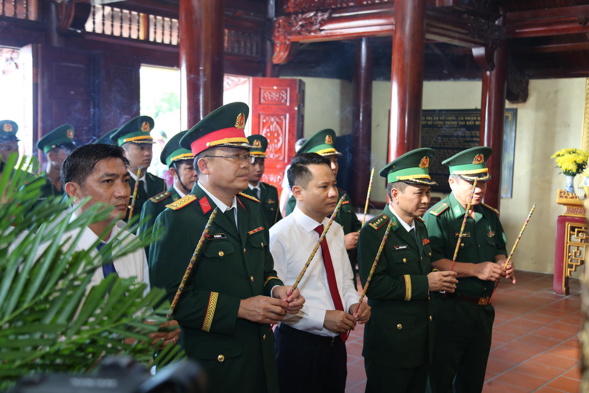 Đoàn đại biểu thực hiện nghi lễ dâng hương tưởng niệm tại Đền thờ Quốc Tổ Lạc Long Quân – Khu du lịch Mũi Cà Mau. Ảnh: Thanh Tiến.