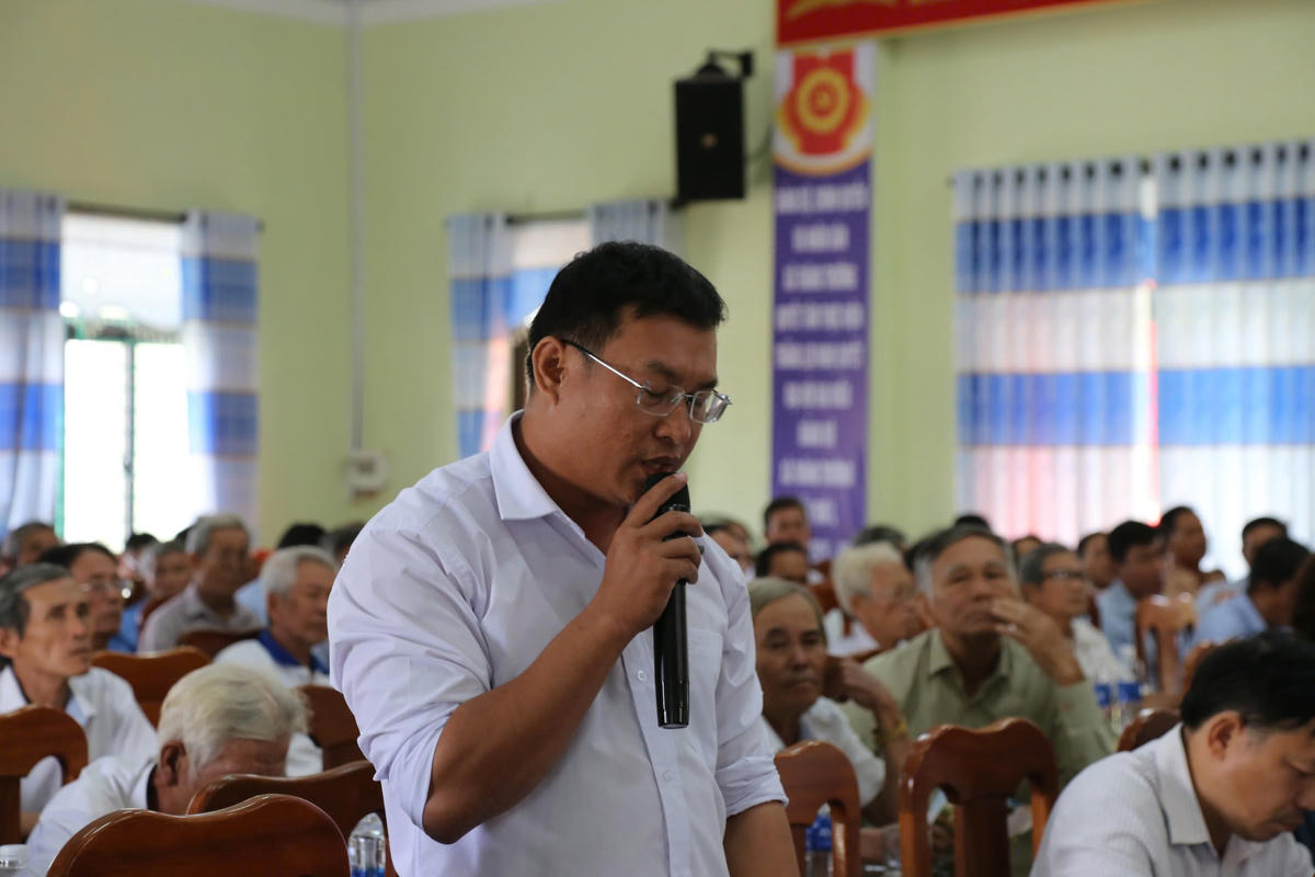 Cử tri xã Thăng Trường kiến nghị tại buổi tiếp xúc. Ảnh: CV.