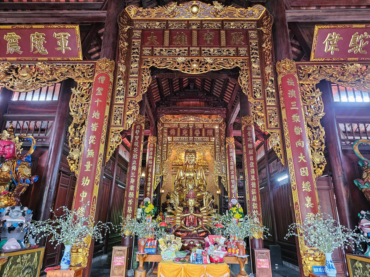 Kiến trúc chùa mang đậm dấu ấn truyền thống Việt Nam với tam quan, mái ngói cong, nhiều hạng mục thờ tự được bài trí hài hòa. Ngoài thờ Phật, chùa còn thờ vua Lê Lợi và Mẫu, thể hiện sự dung hòa giữa tín ngưỡng dân gian và Phật giáo. Ảnh: Đình Minh