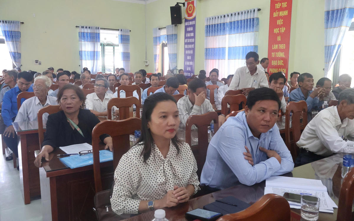 Các cử tri tham dự buổi tiếp xúc. Ảnh: CV.

 