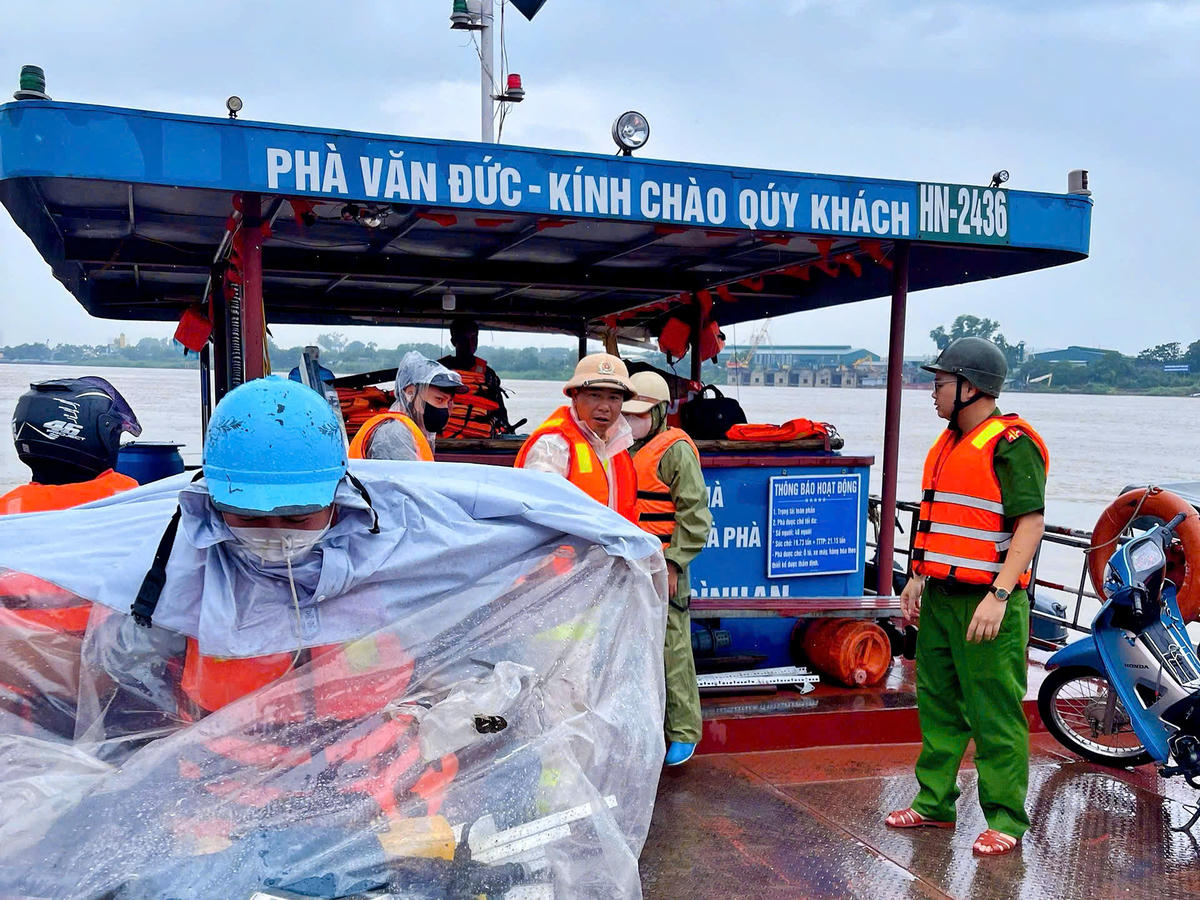 CSGT Hà Nội ứng trực trên sông, hỗ trợ nhân dân phòng bão Matmo.