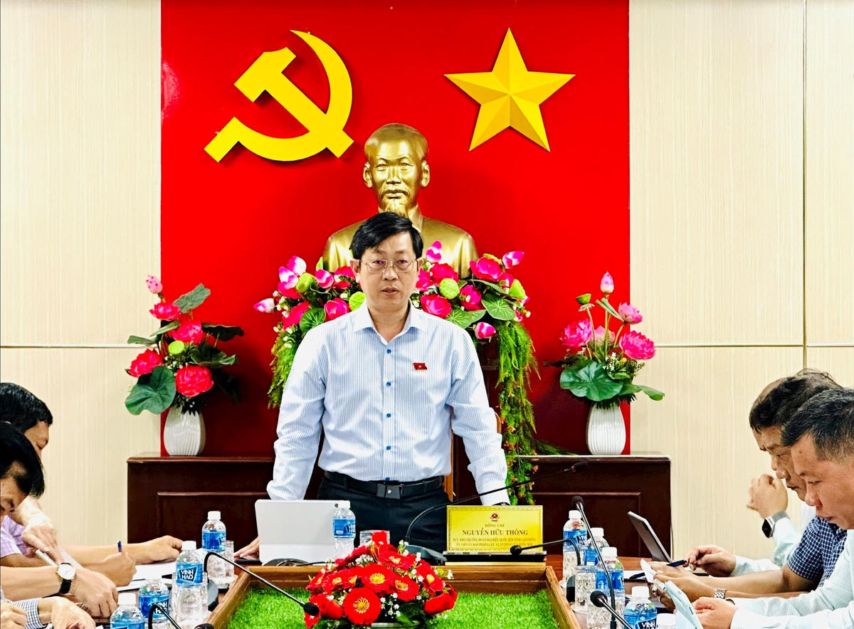 Ông Nguyễn
Hữu Thông, Phó
trưởng Đoàn ĐBQH tỉnh Lâm Đồng,
phát
biểu tại buổi làm việc. Ảnh: H.L.